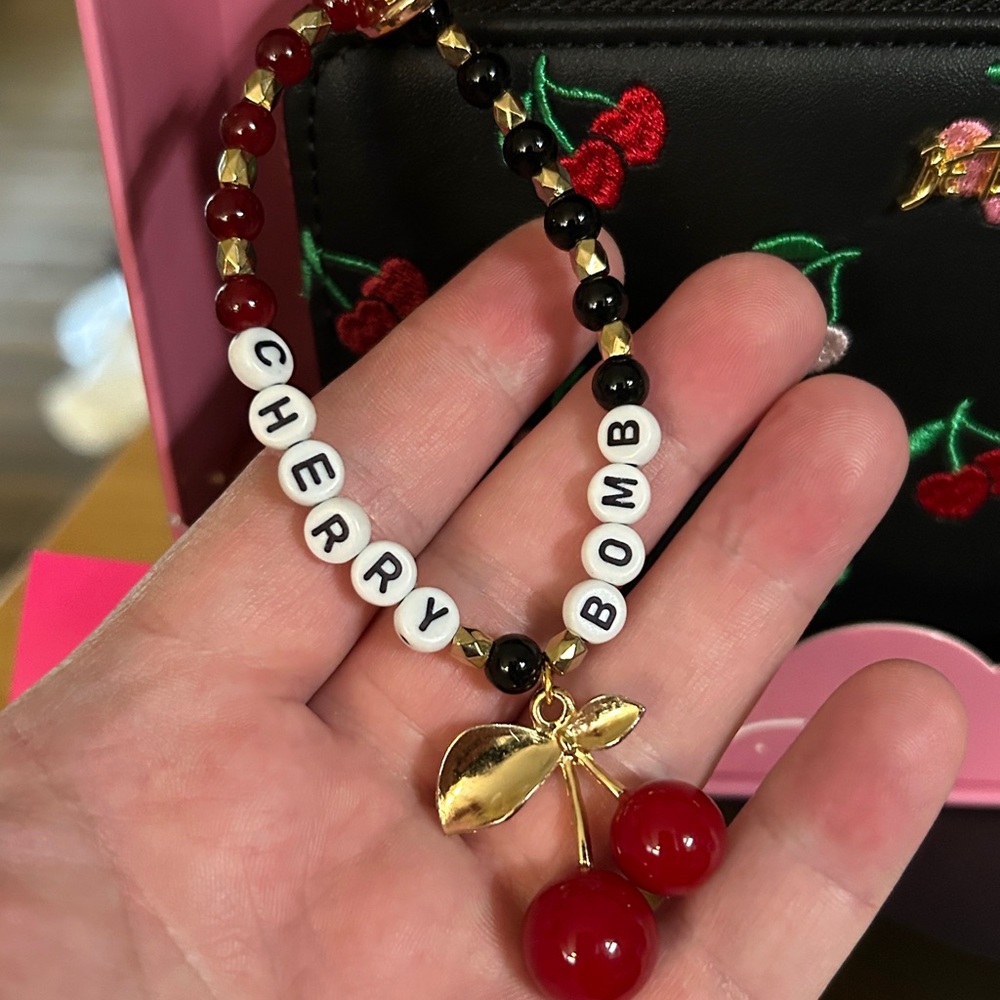 BETSEY JOHNSON WALLET W/REMOVABLE WRISTLET! HANDCRAFTED “CHERRY BOMB” CHARM! NWT - Picture 4 of 7